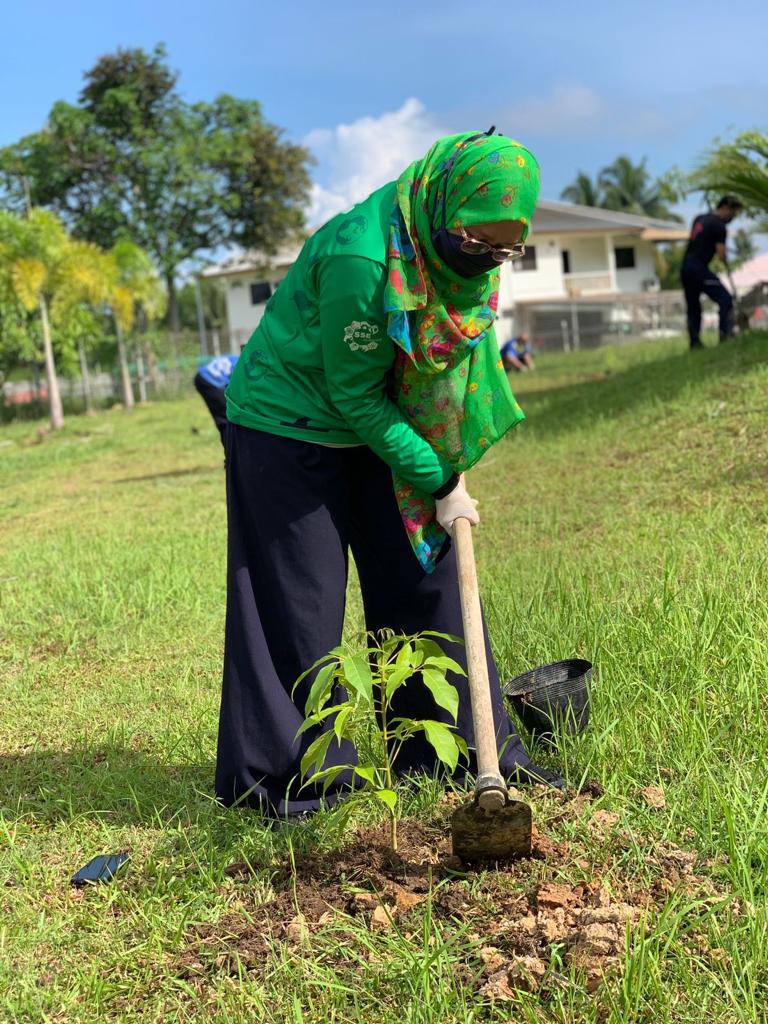 politeknik-brunei-plants-trees-to-support-brunei-darussalam-s-green